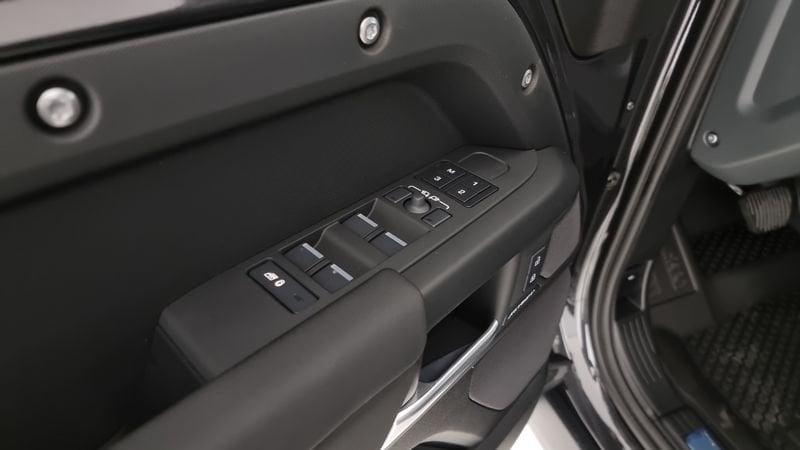 Land Rover Defender D200 AWD Auto 110 X-Dynamic SE