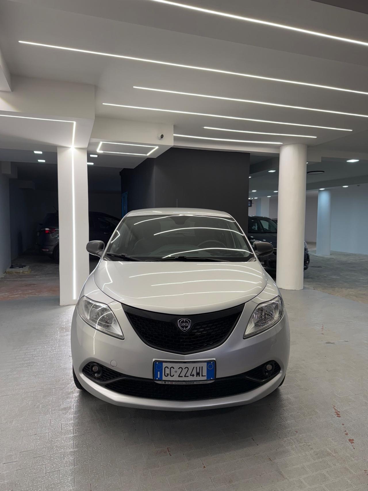 Lancia Ypsilon 1.0 FireFly 5 porte S&S Hybrid Ecochic Silver
