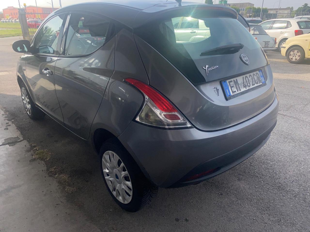 Lancia Ypsilon 0.9 TwinAir 85 CV 5 porte Metano Ecochic Silver