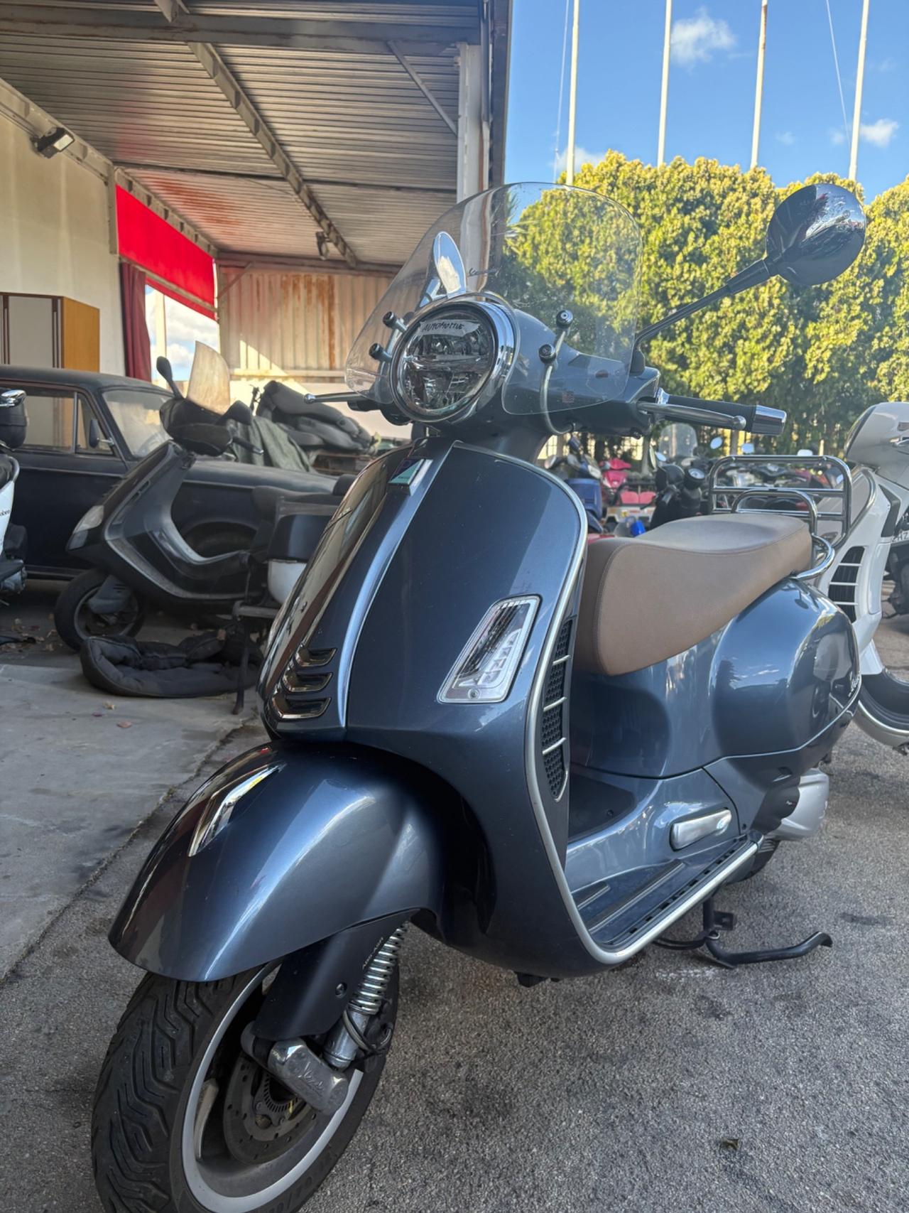 VESPA 300 TOURING HPE