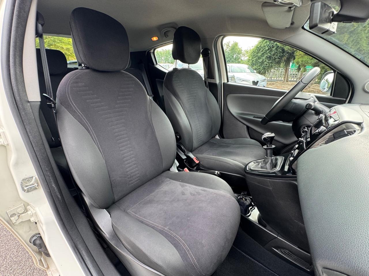 Ypsilon 1.2 69 CV 5 porte GPL Ecochic Silver