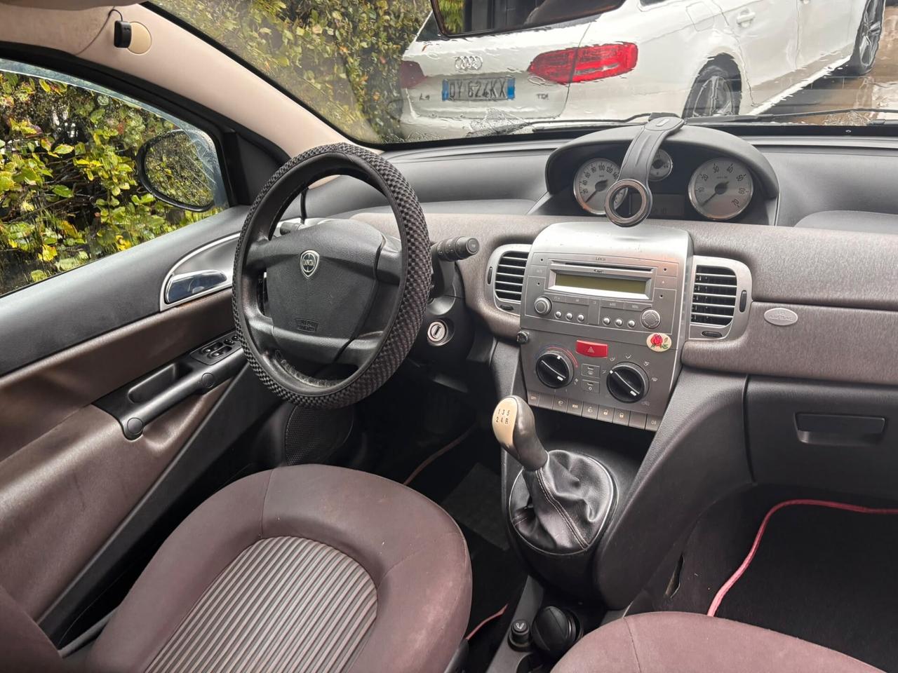 Lancia Ypsilon 1.3 MJT 75 CV Versus