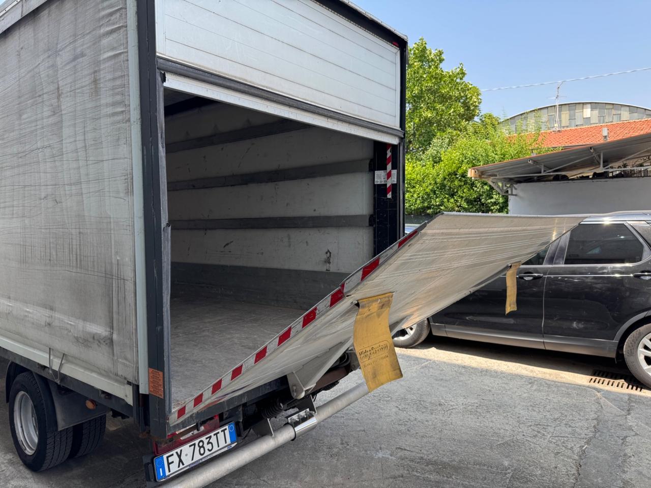 Ford Transit con la pedana ribasabile