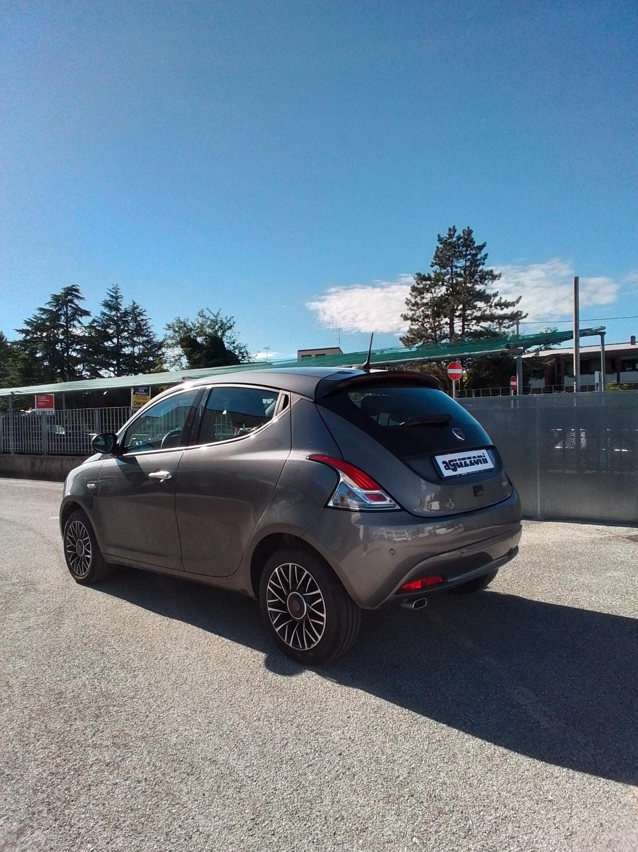 Lancia Ypsilon 1.0 FireFly 5 porte S&S Hybrid Platino