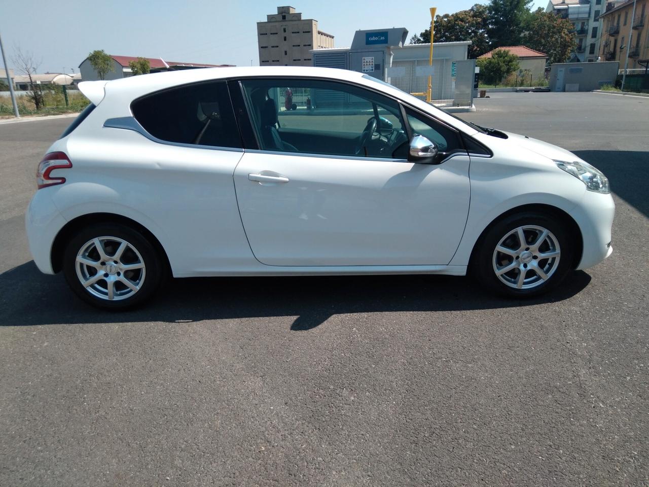 Peugeot 208 1.6 e-HDi 115 CV Stop&Start 3 porte Allure 6marce