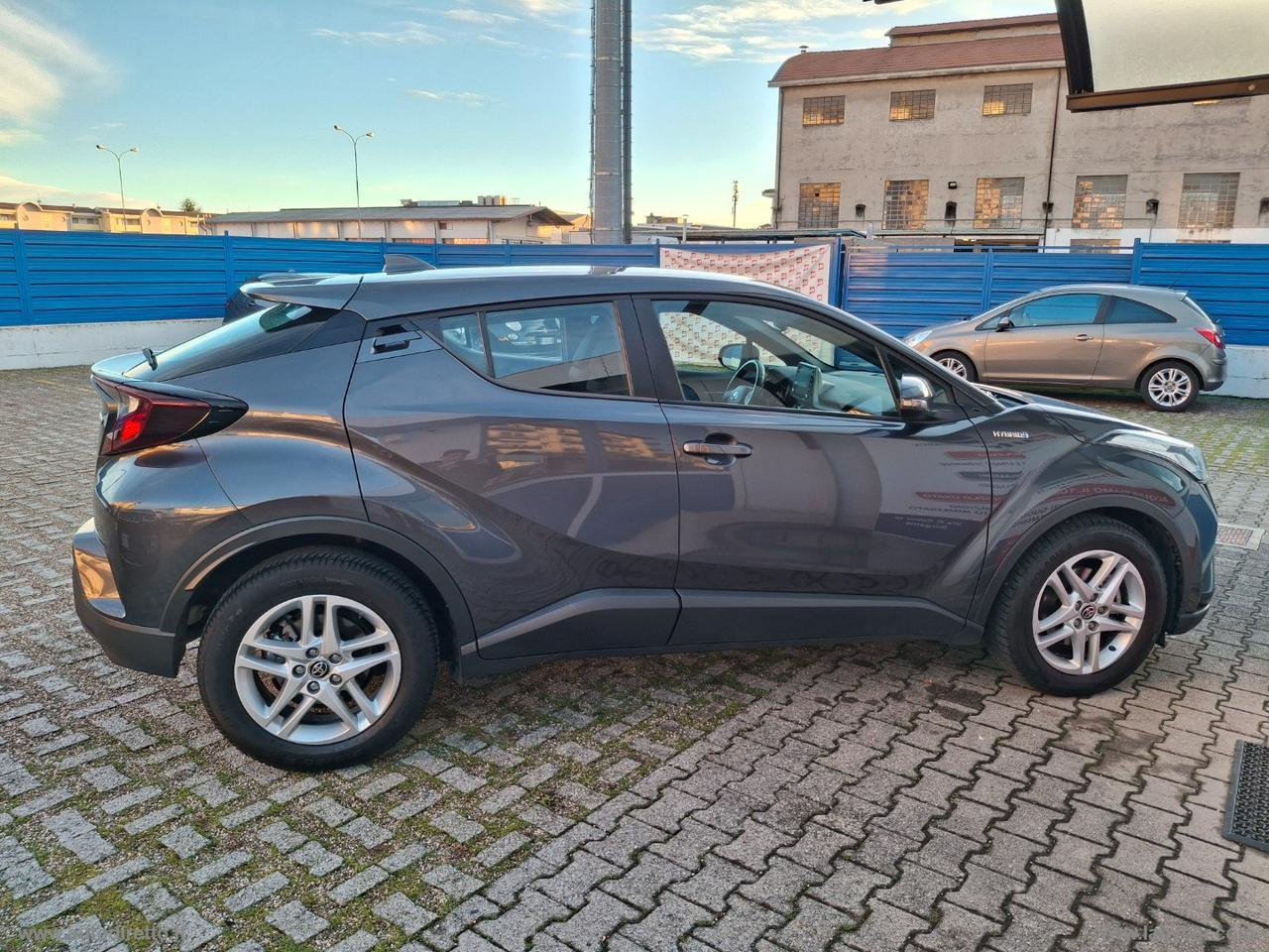 TOYOTA C-HR 1.8 Hybrid E-CVT Business