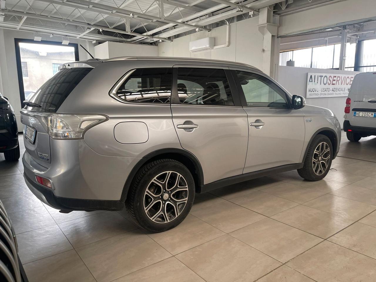 Mitsubishi Outlander 2.0 MIVEC 4WD PHEV Instyle Diamond