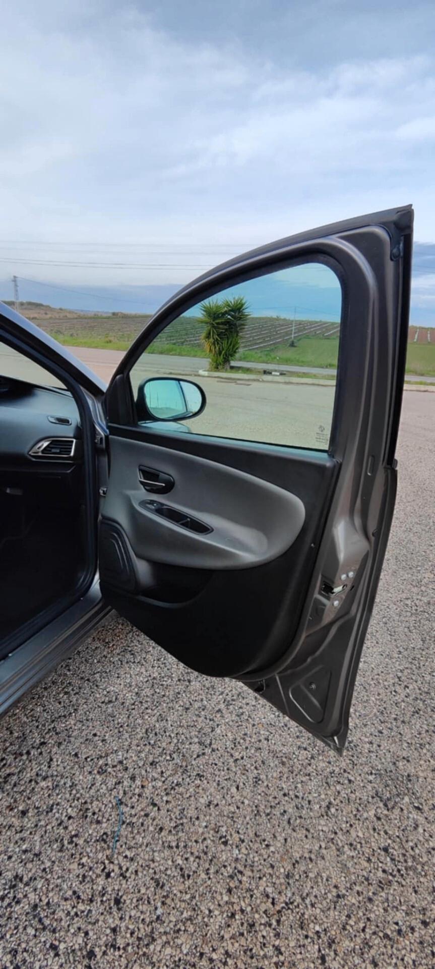 Lancia Ypsilon 0.9 TwinAir 85 CV 5 porte Metano Ecochic Gold