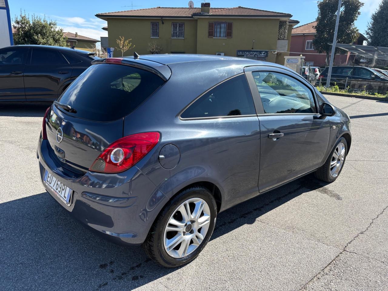 Opel Corsa 1.2 3 porte b-color