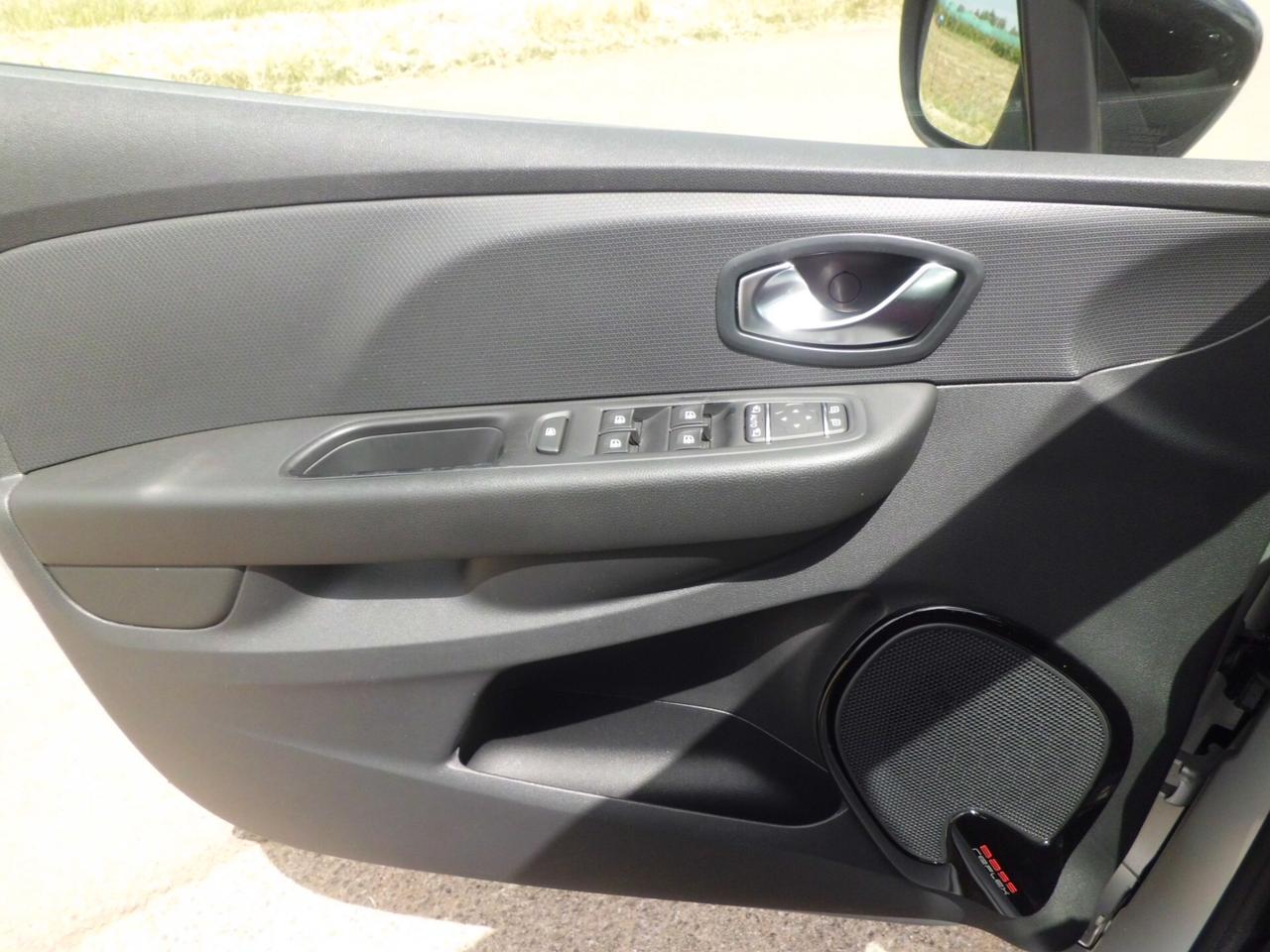 Renault Clio dCi 8V 90 CV 5 porte Moschino Intens