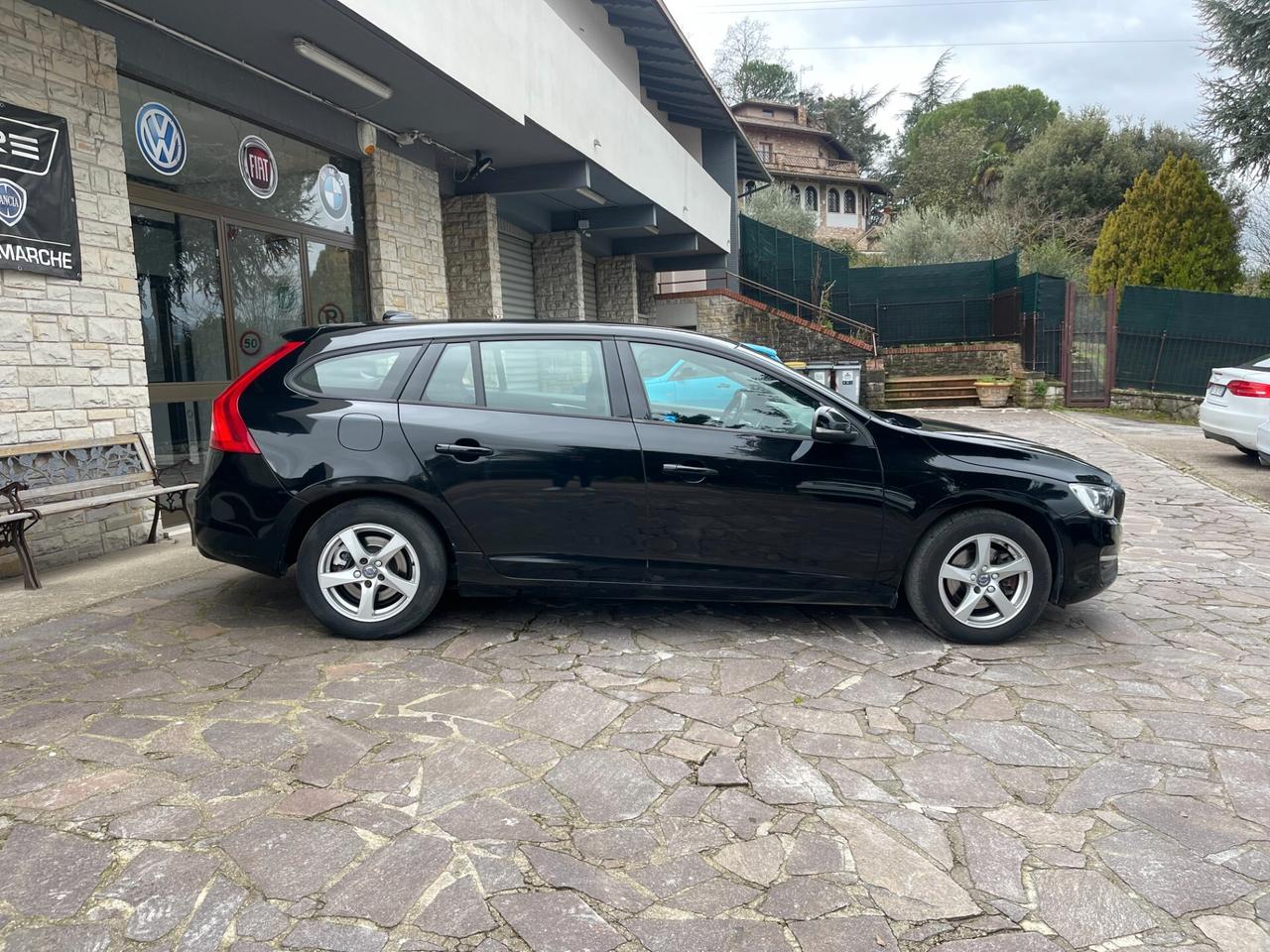 Volvo V60 D2 R-design Momentum NEO PATENTATI