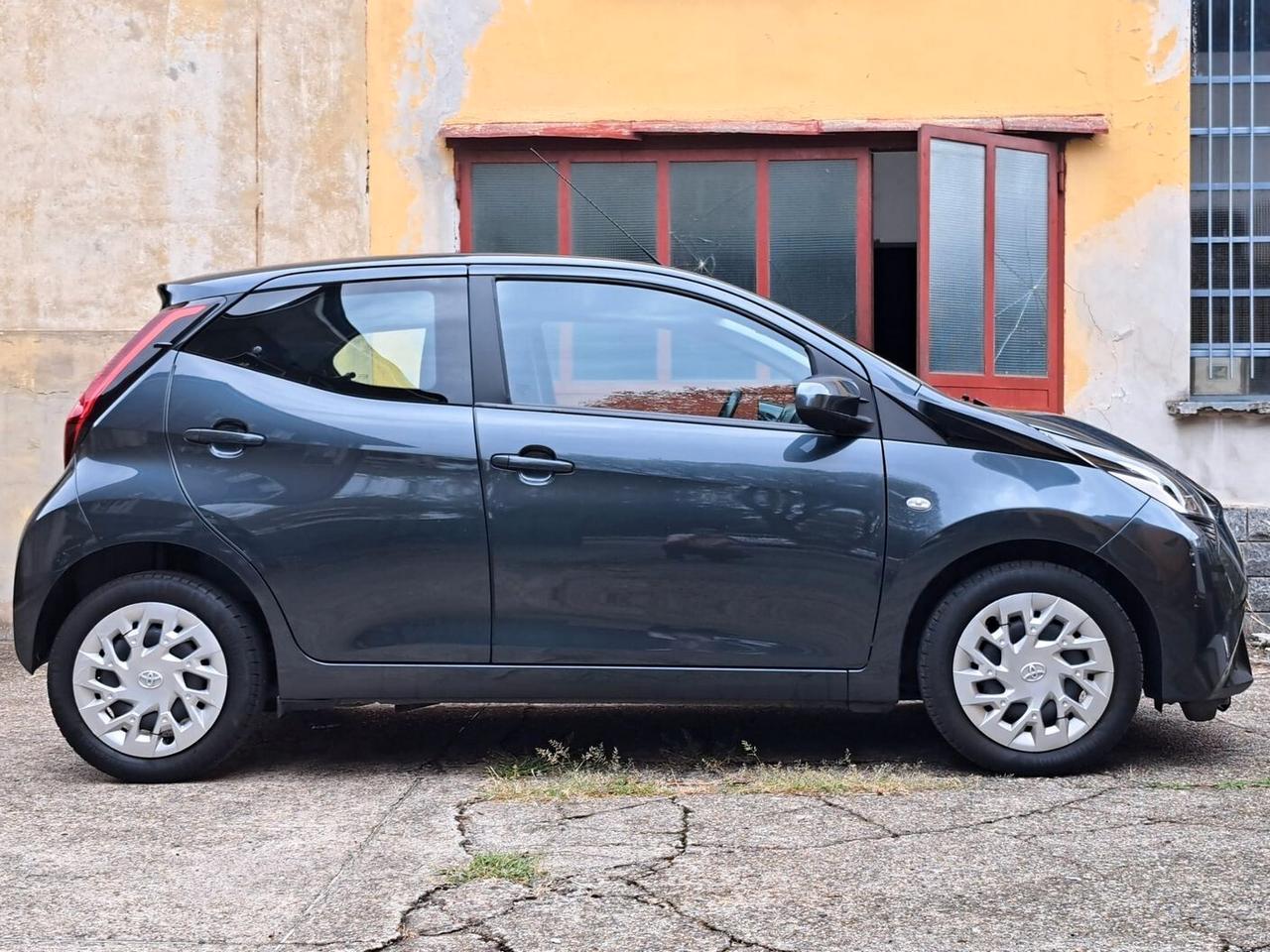 Toyota Aygo 1.0 VVT-i 69 CV 5 porte x-business MMT