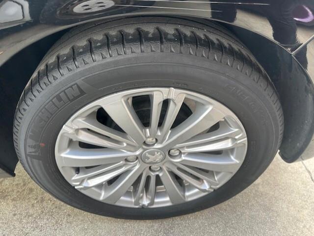 PEUGEOT 208 ALLURE 12/2017