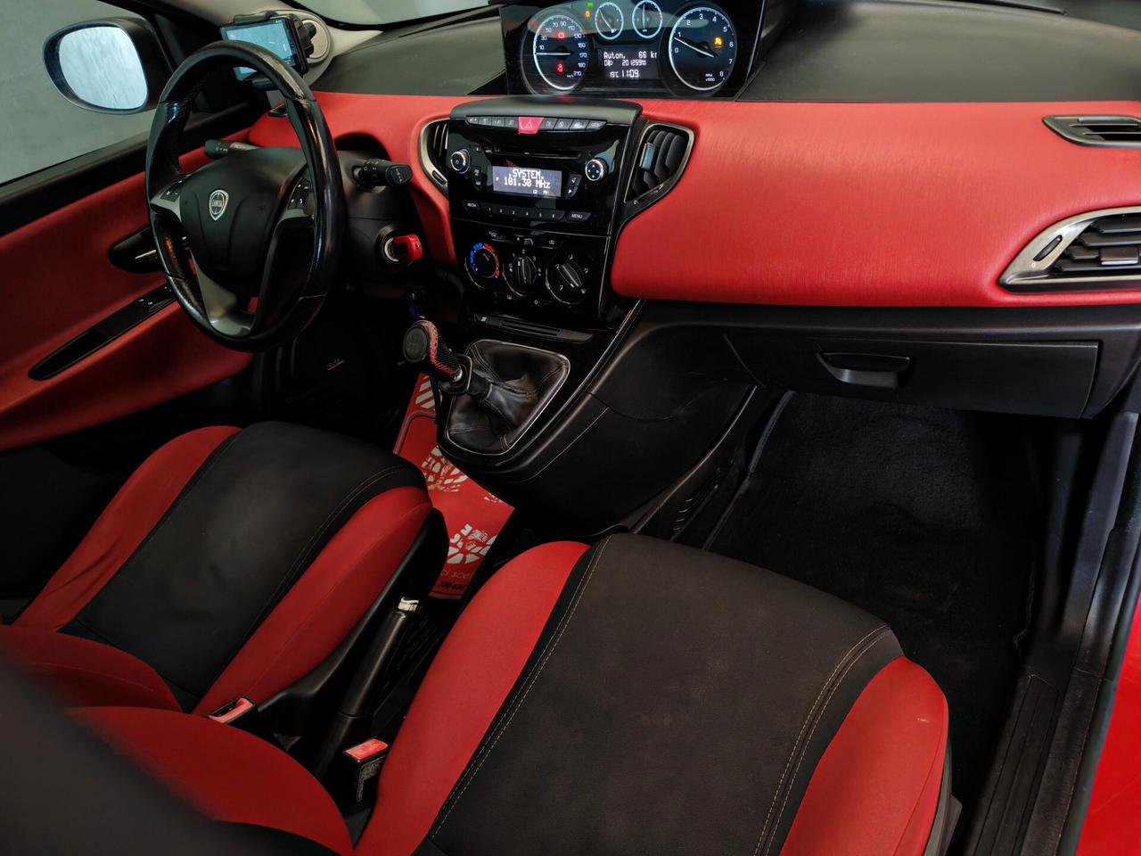 Lancia Ypsilon 1.2 69 CV 5 porte S&S Black&Red