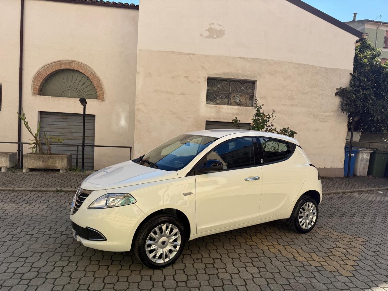 Lancia Ypsilon 0.9 TwinAir 85 CV 5 porte Metano Ecochic Silver