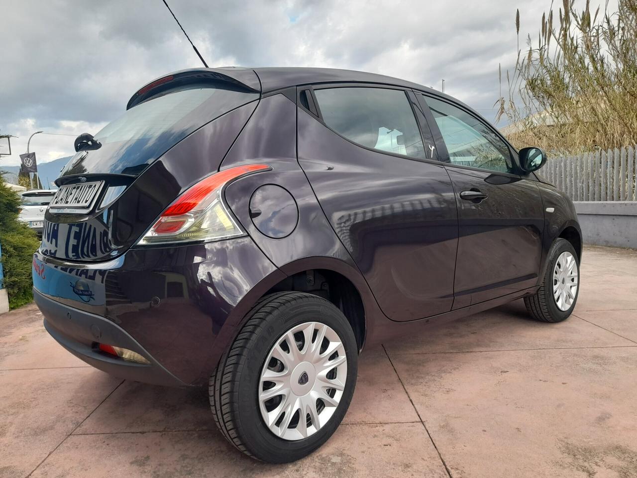 Lancia Ypsilon 0.9 TwinAir 85 CV 5 porte Metano Ecochic Silver