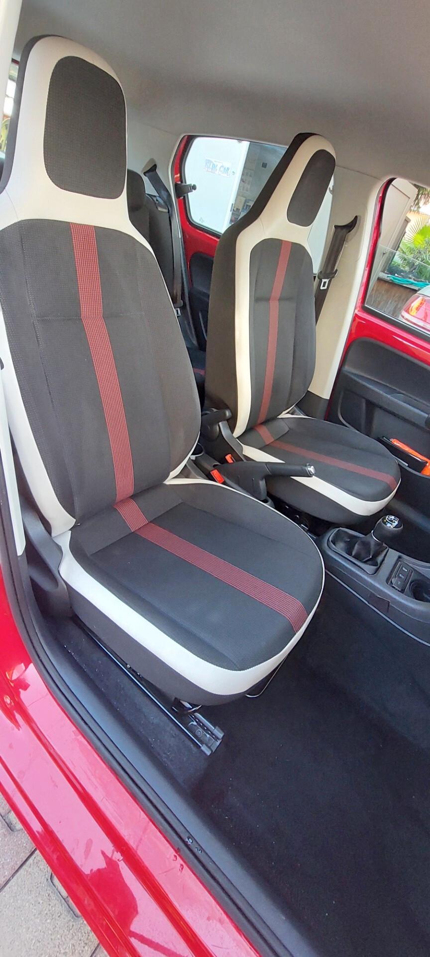 VOLKSWAGEN UP BENZINA/METANO DI SERIE TELEFONO LEGA PELLE SENSORI IMPECCABILE