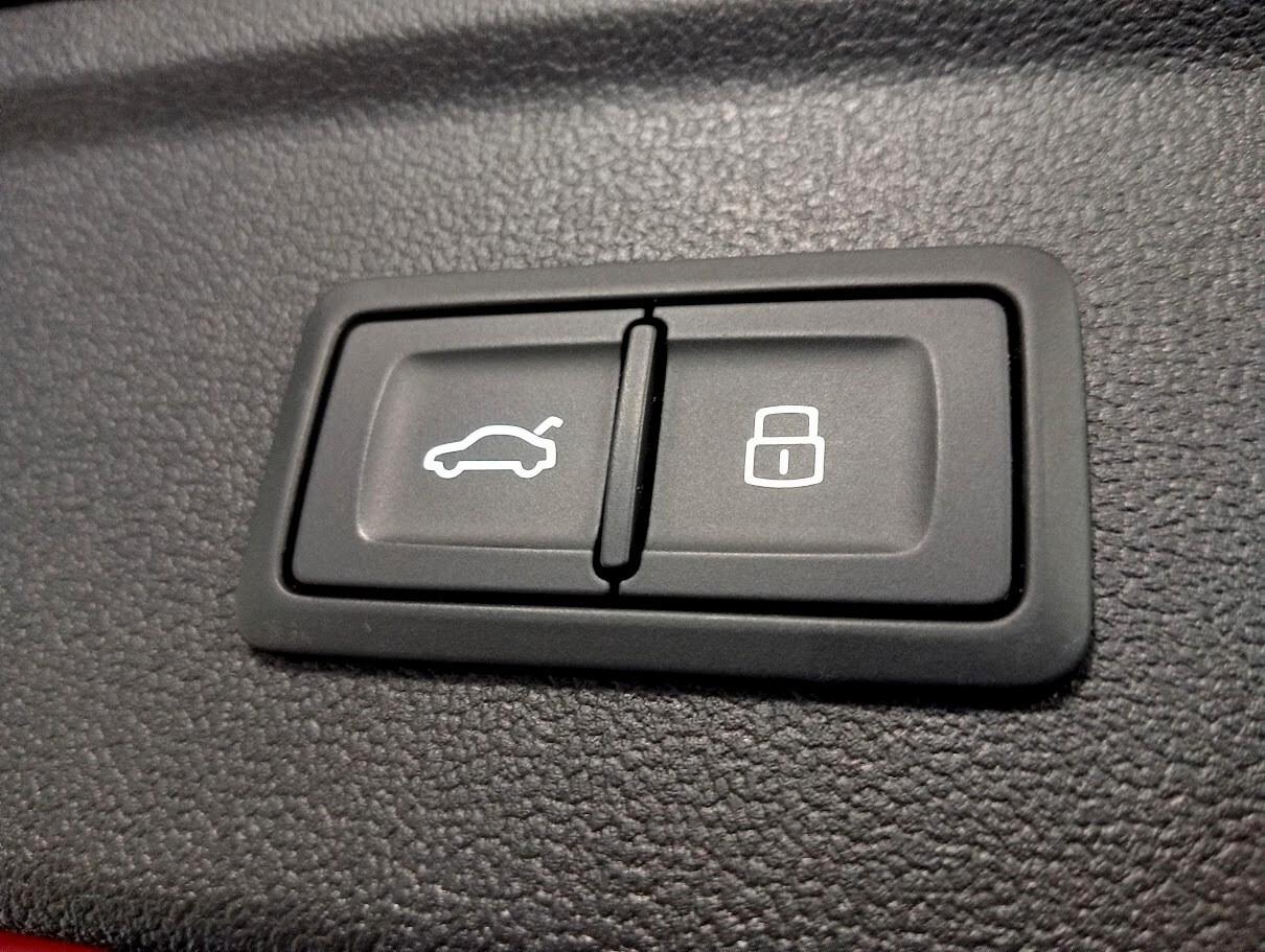 Audi A3 2.0 TDI SLINE EXCLUSIVE IDENTITY BLACK 19" MATRIX