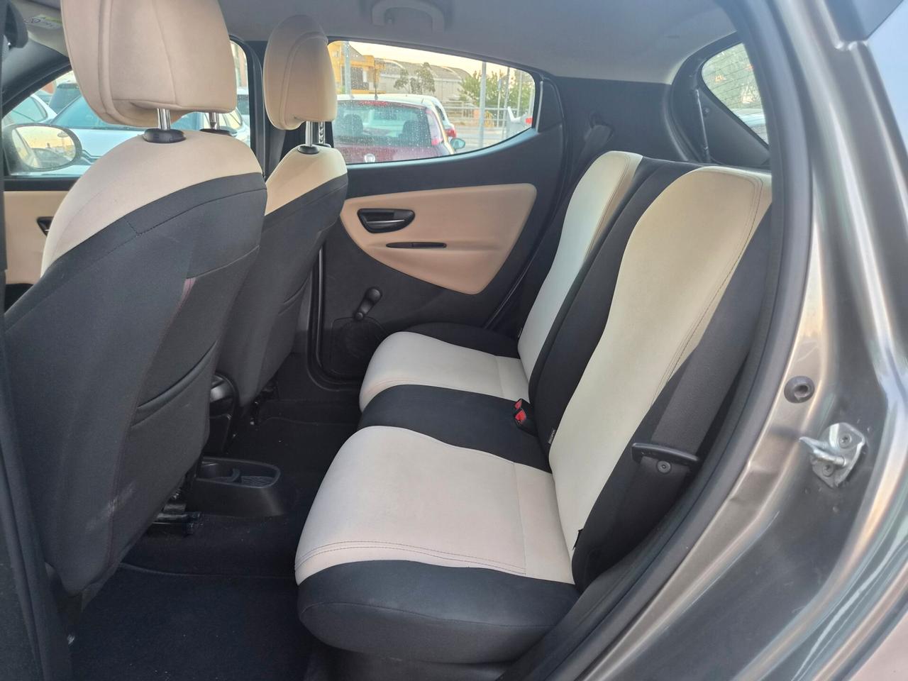 Lancia Ypsilon 0.9 TwinAir 85 CV 5 porte Metano Ecochic Silver