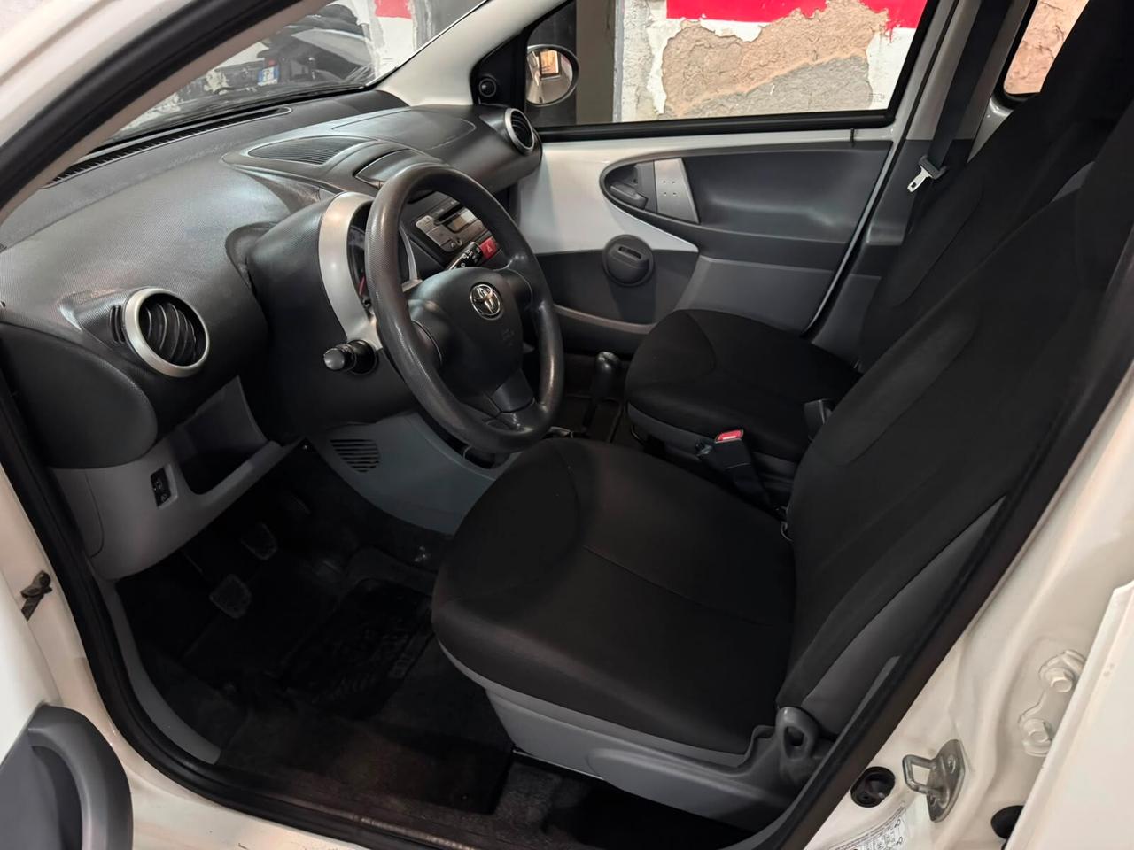 TOYOTA AYGO 1.0 CONNECT – SOLO 59.000 KM – GARANZIA – NEOPATENTATI OK”.
