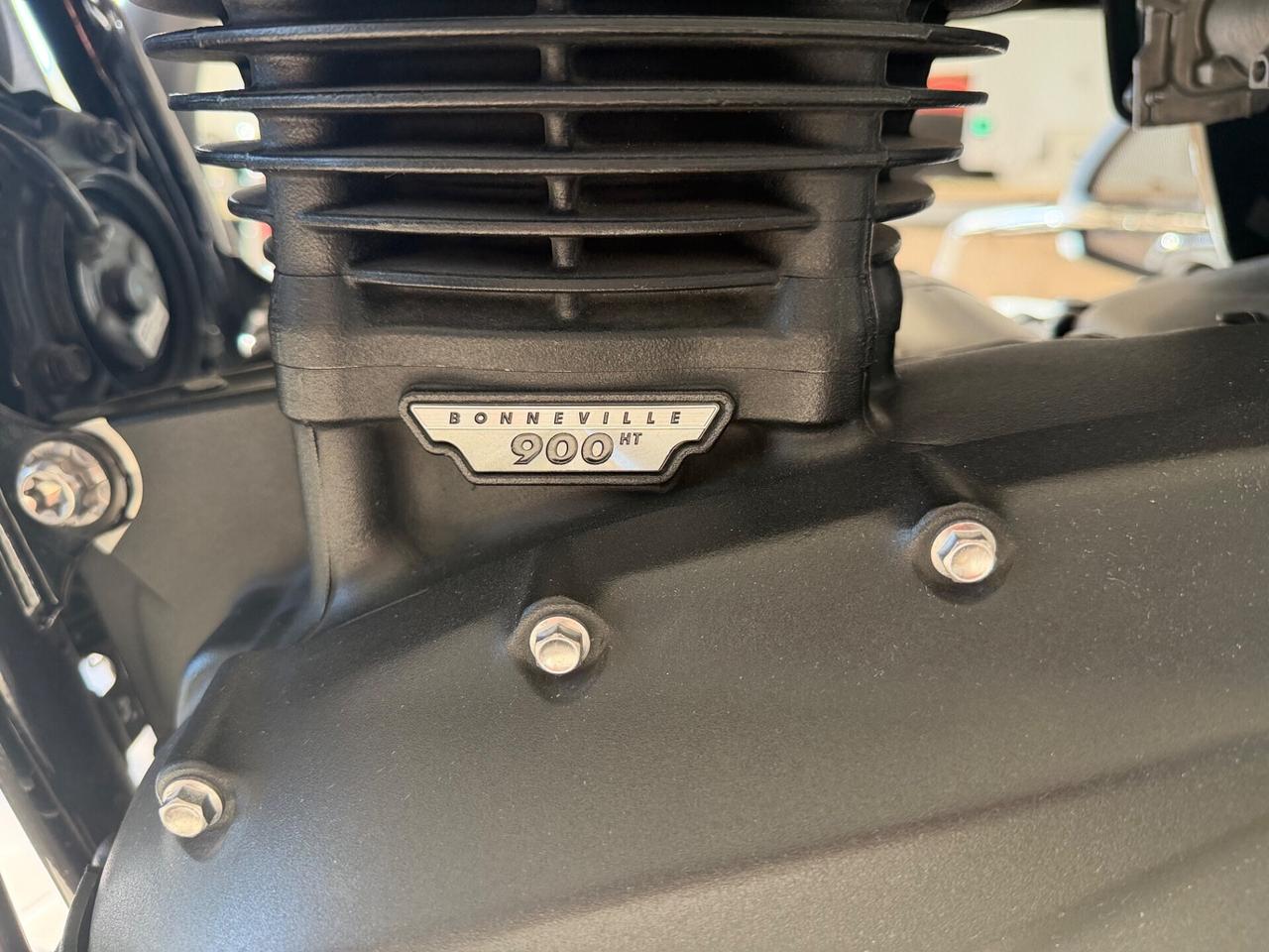 Triumph Bonneville T100 T-100 black 900ht
