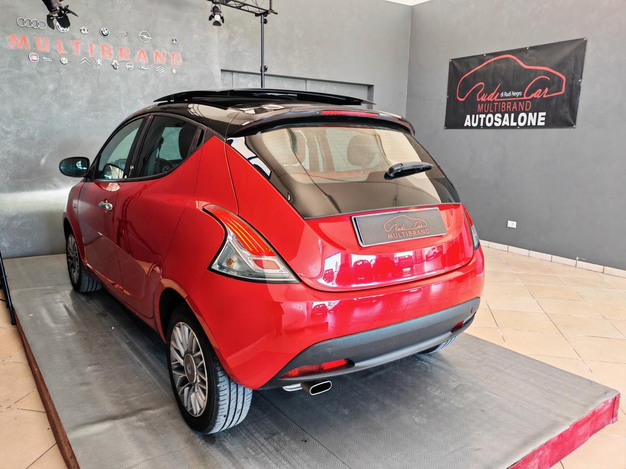 Lancia Ypsilon 1.2 69 CV 5 porte S&S Black&Red