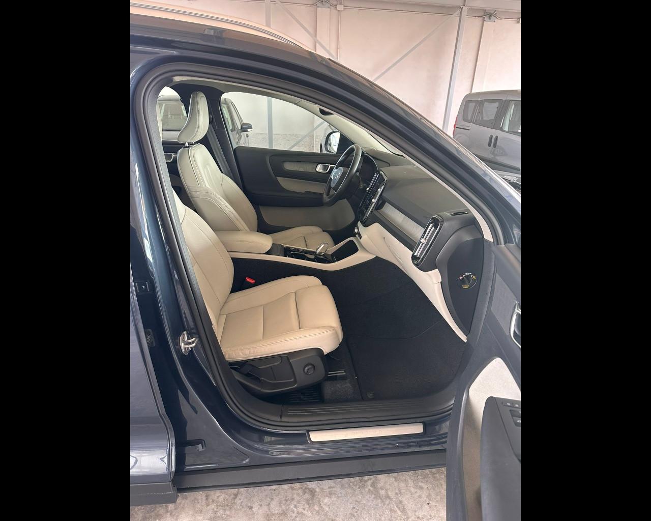 VOLVO XC40 (2017-->) - XC40 D3 AWD Geartronic Momentum