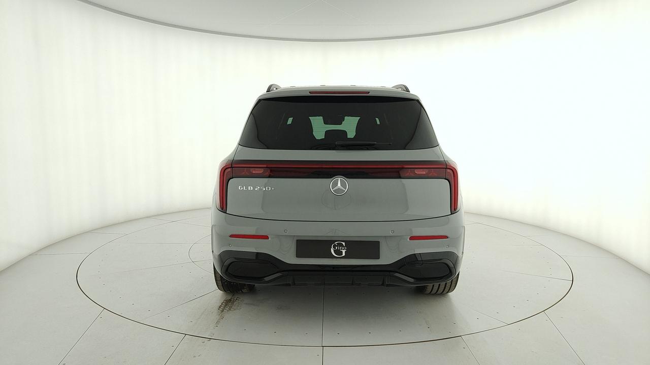 Mercedes-Benz GLB 250+ con tecnologia EQ