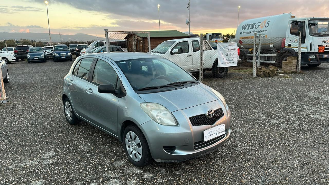 Toyota Yaris 1.0 benzina 5 porte