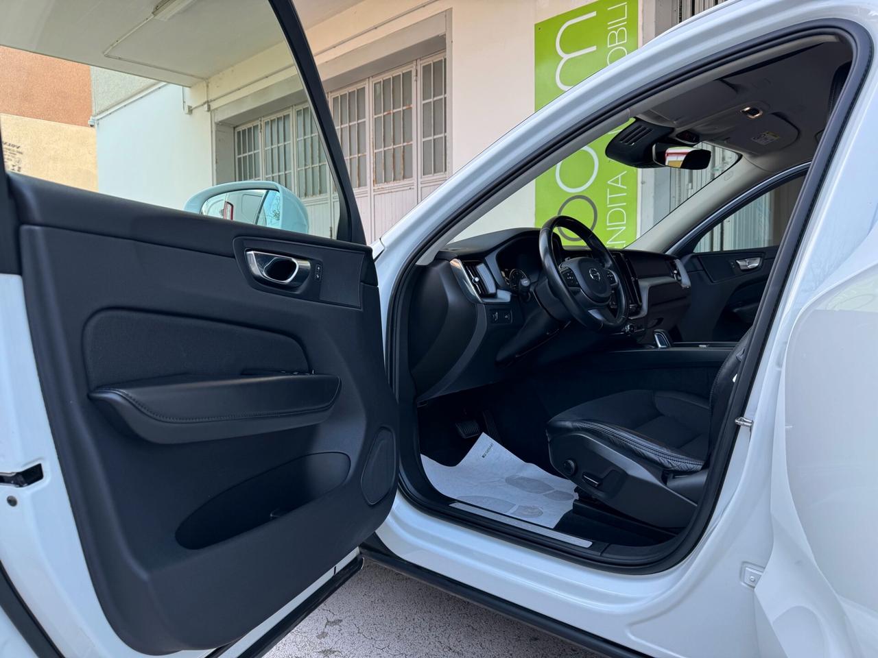 Volvo XC60 2.0 b4 MomentumPro AWD GEARTRONIC PROMO