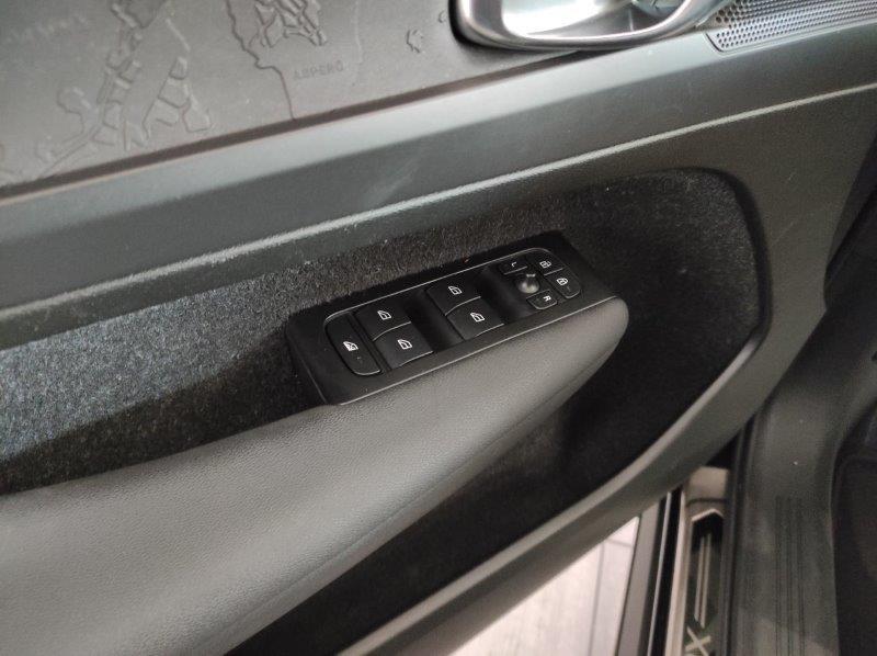 VOLVO XC40 (2017-->) - XC40 T2 Geartronic Momentum Core N1