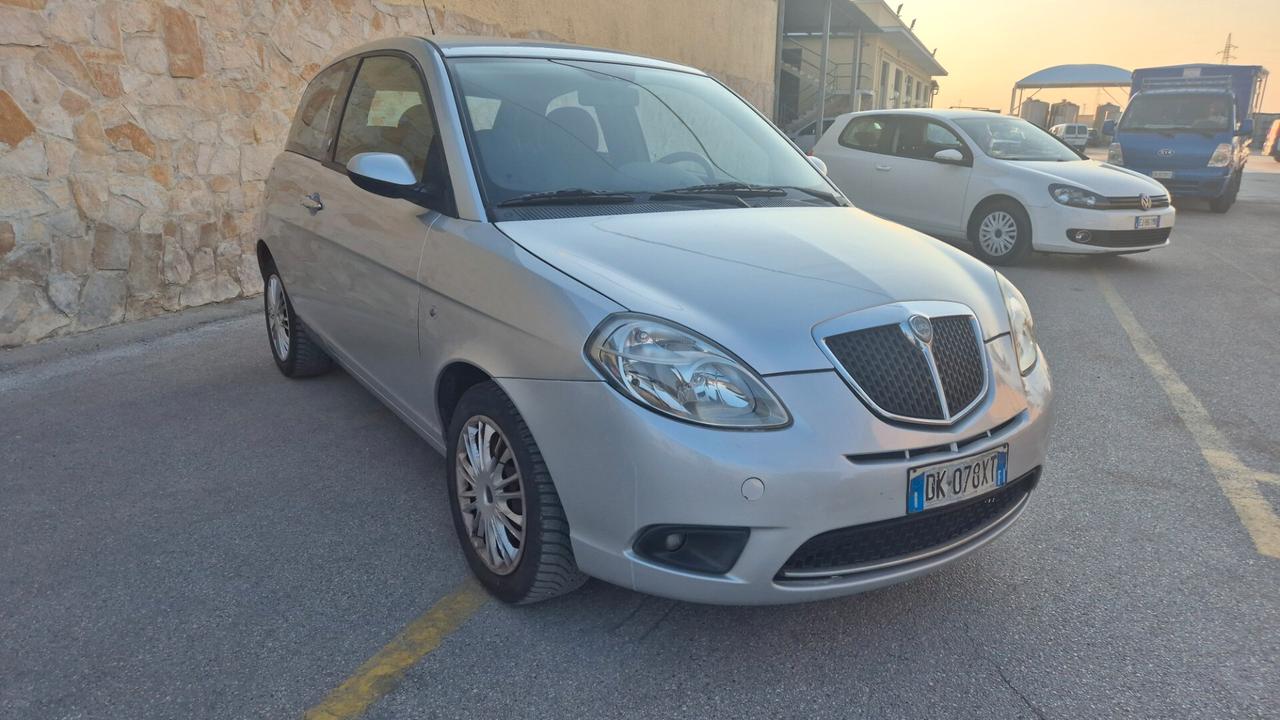 Lancia Ypsilon 1.3 MJT 75 CV Oro