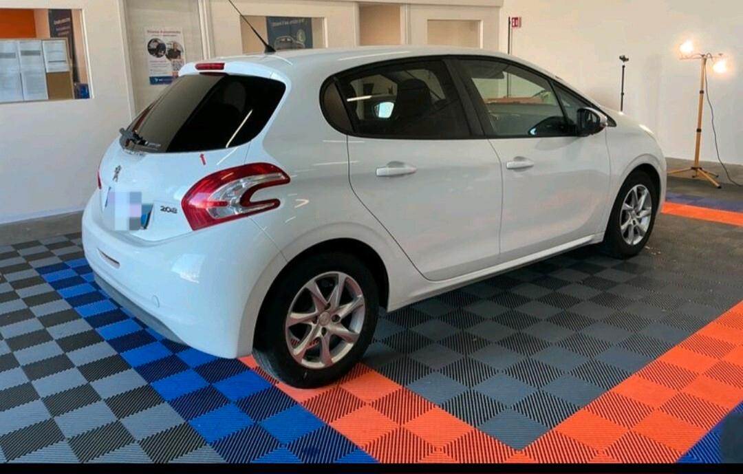 Peugeot 208 1.4 HDi 68 CV 5 porte Allure