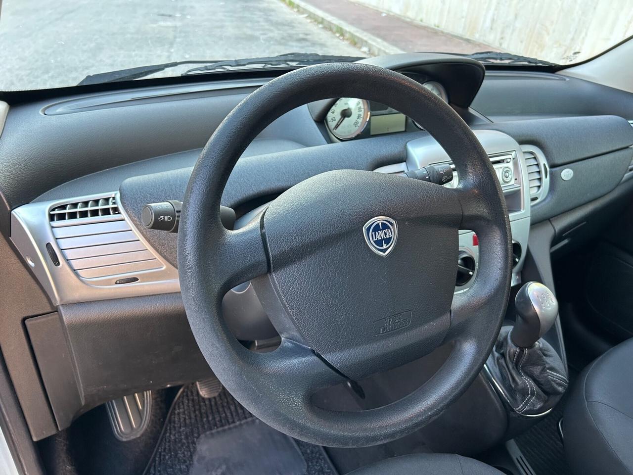 Lancia Ypsilon 1.3 MJT 75 CV Unyca