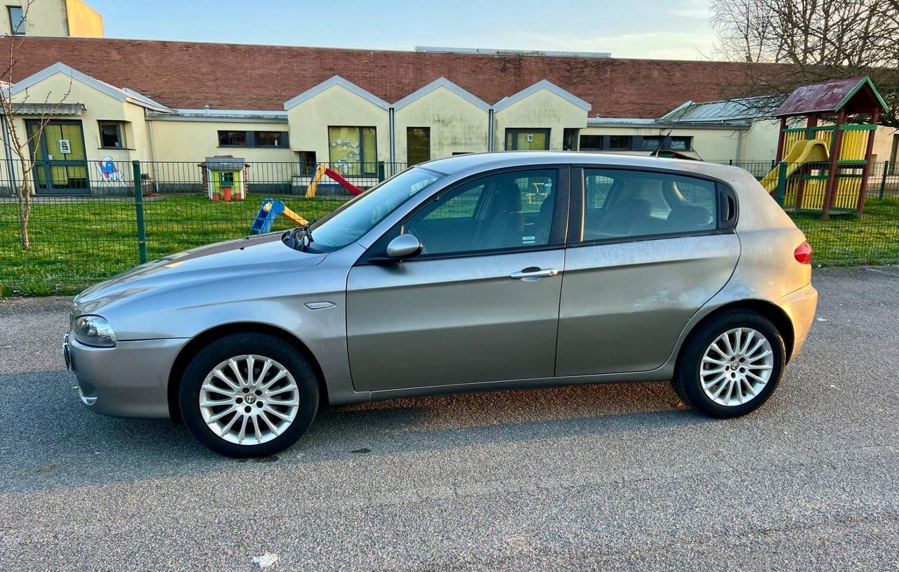 Alfa Romeo 147 2.0 TS Distinctive GPL 5p