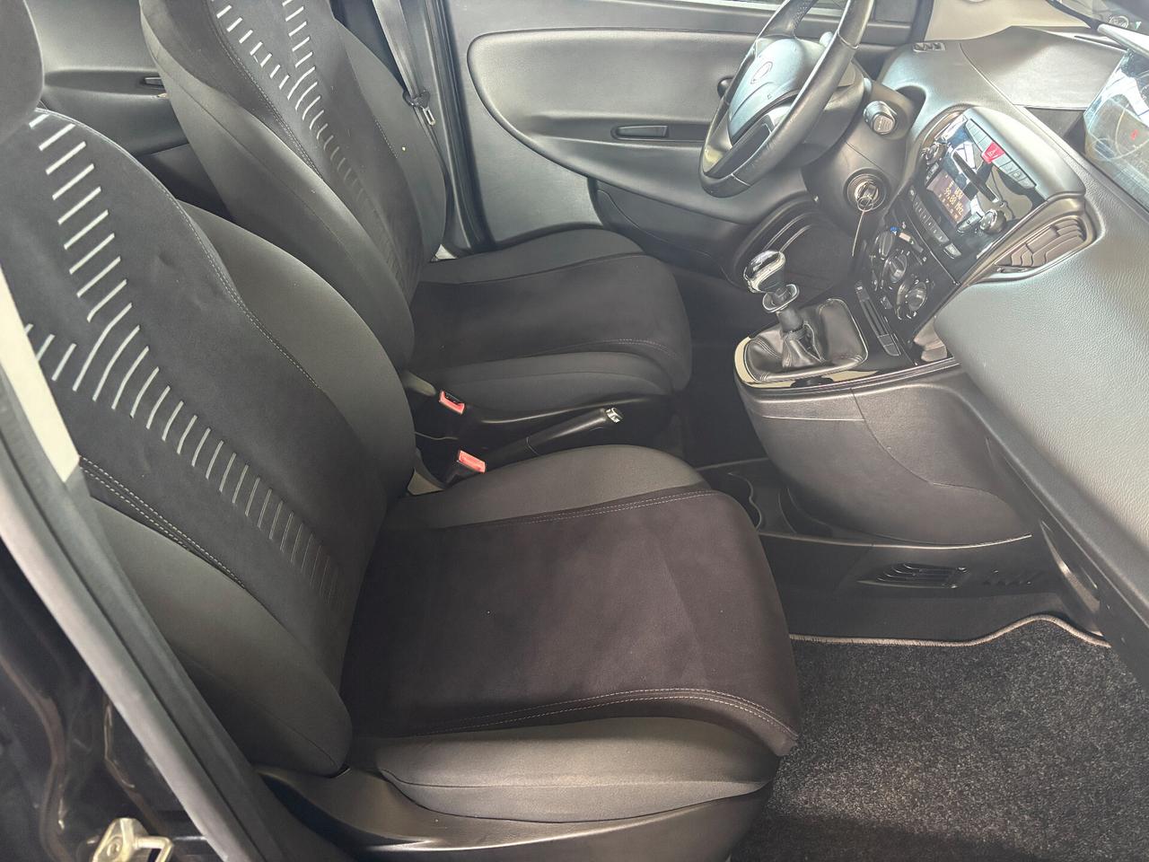 Lancia Ypsilon 1.2 69CV 5 porte S&S Platinum NEOPATENTATO