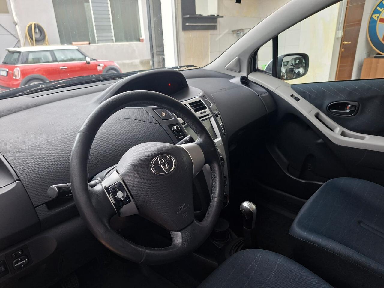 Toyota Yaris 5p 1.0 Sol, navi, telecamera, bluetooth.