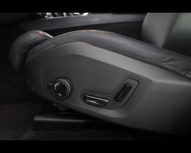 VOLVO XC60 B4 (d) automatico Plus Dark