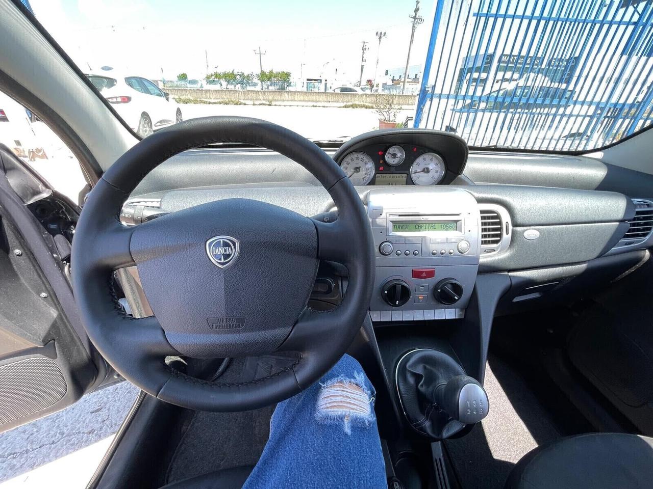 Lancia Ypsilon 1.3 MJT 75 CV Unyca