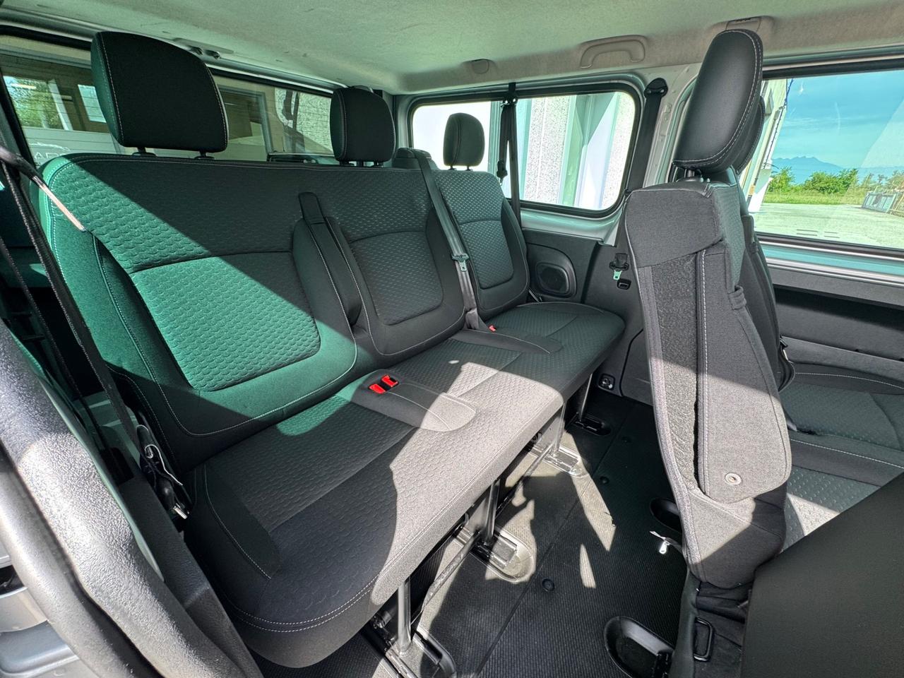 Opel Vivaro 9 posti passo lungo