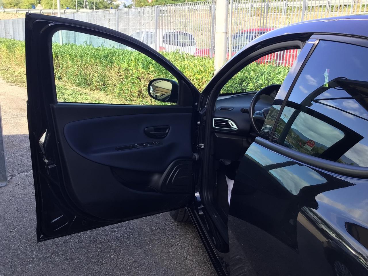 Lancia Ypsilon 1.0 FireFly 70cv Hybrid Platino