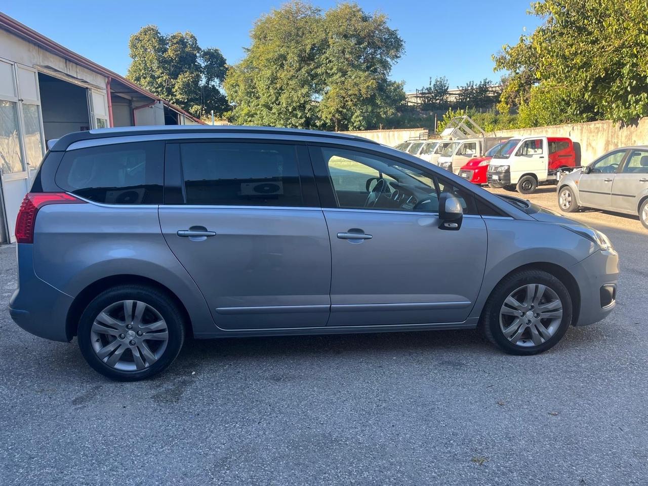 Peugeot 5008-2.0 hdi-7 P- allure-2016