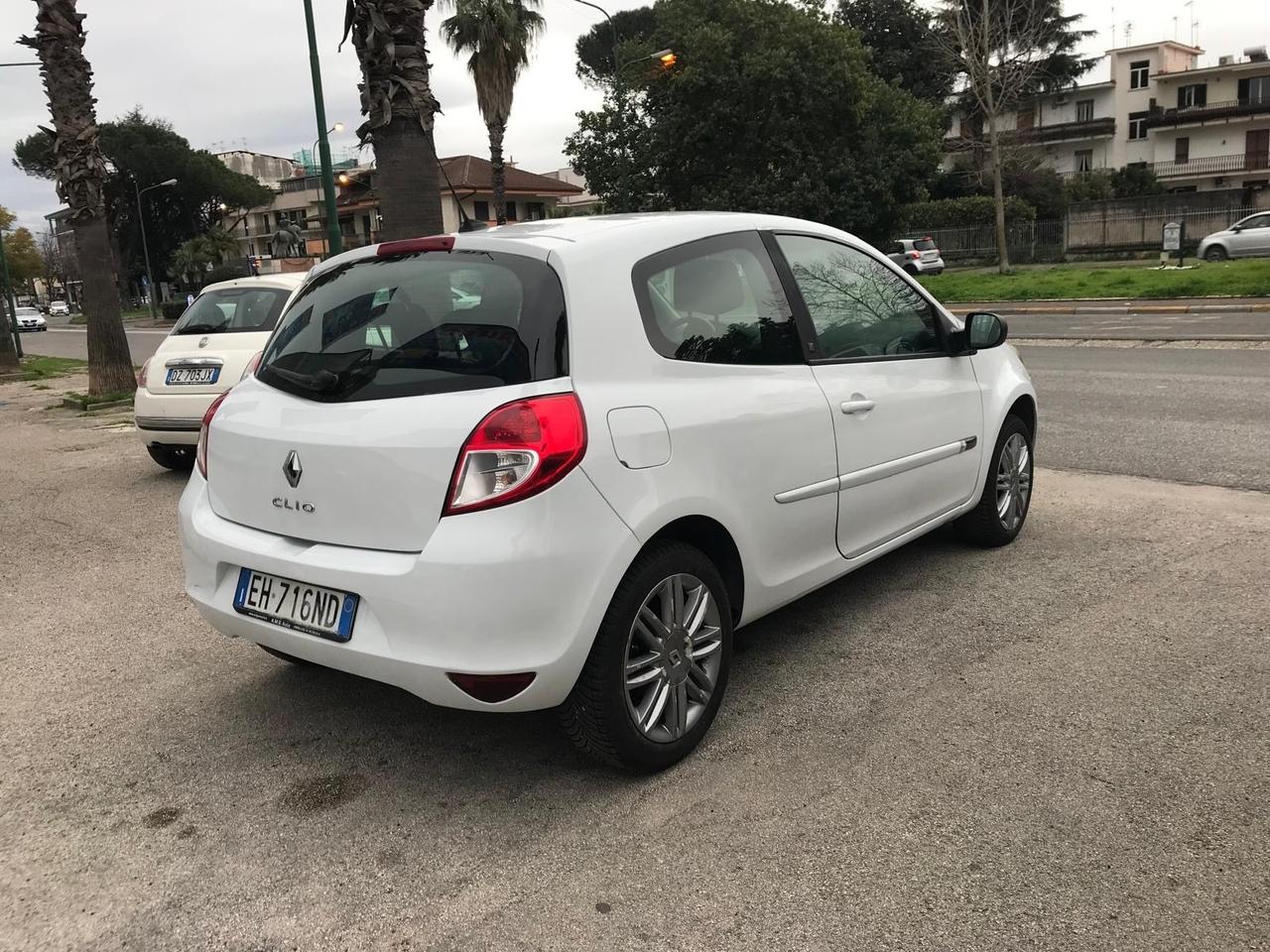 Renault Clio 1.2 16V 3 porte Live! Auto pari al nuovo
