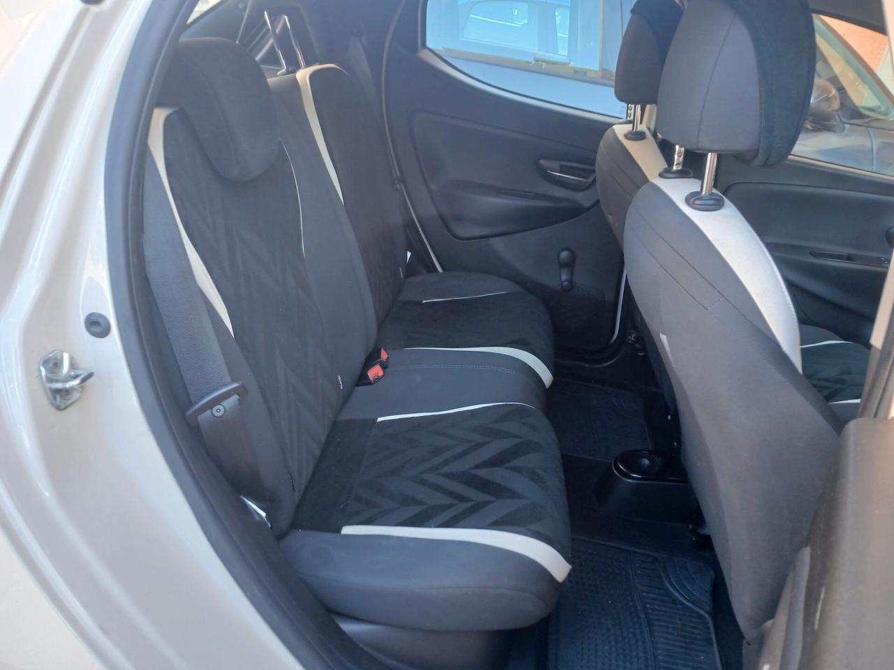 Lancia Ypsilon 0.9 TwinAir 85 CV 5 porte Metano Ecochic Platinum