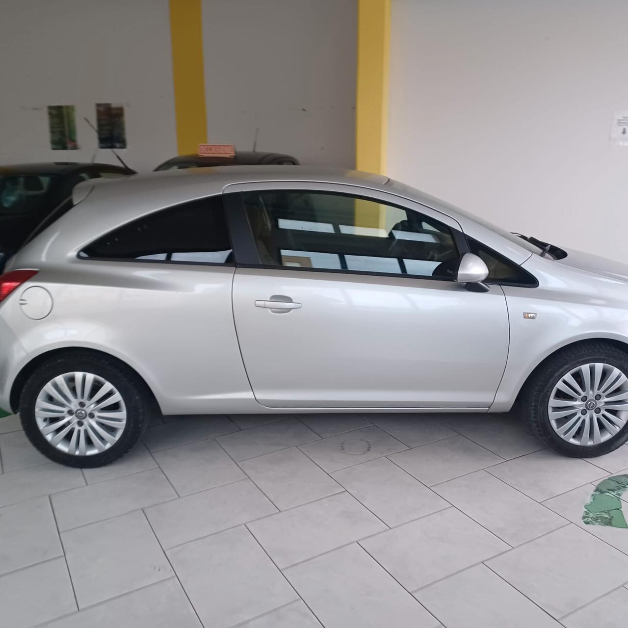 NEOPATENTATI BENZINA/GPL CORSA 1.2