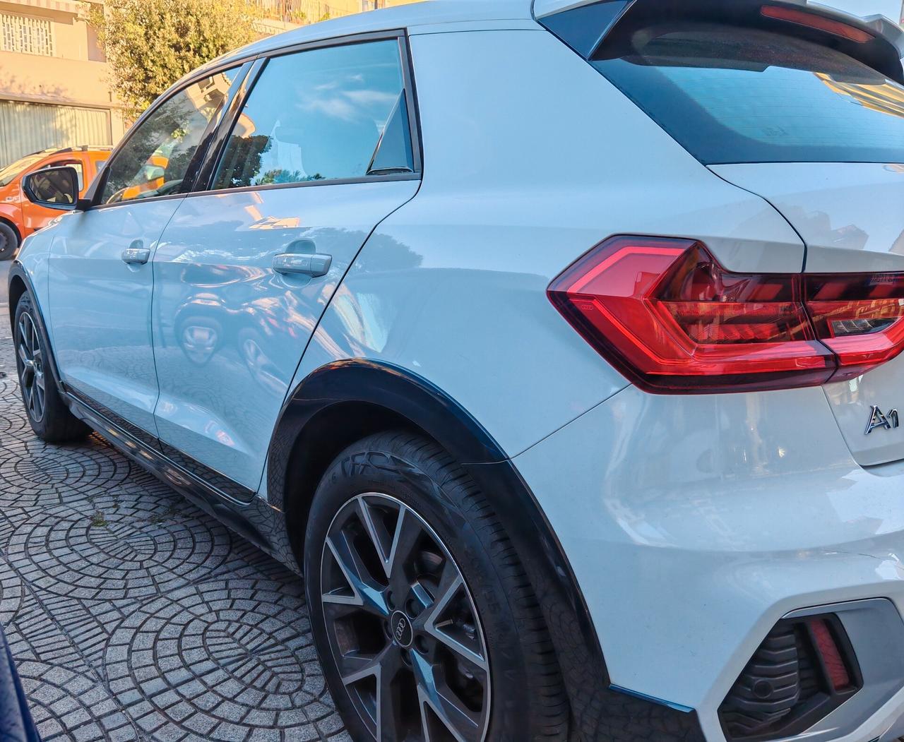 Audi A1 citycarver 30 TFSI Identity Contrast