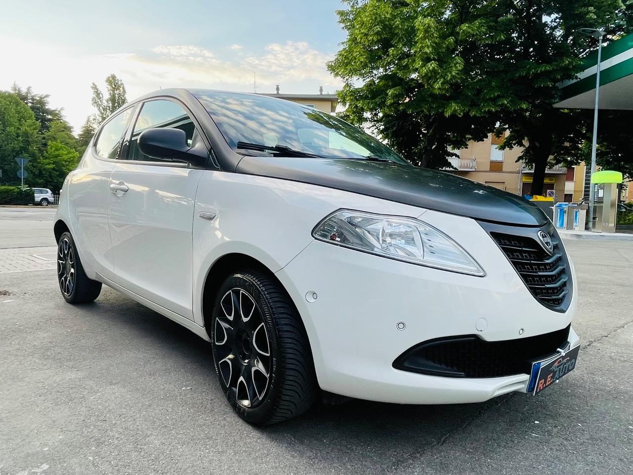 Lancia Ypsilon S 1.2 GPL momo design