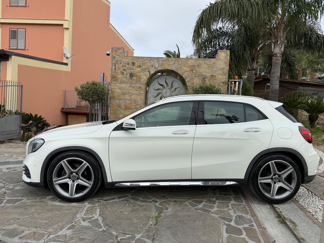 Mercedes-benz GLA 200 d Automatic Premium AMG Led Pelle Navy Cam 360*Bi xenon
