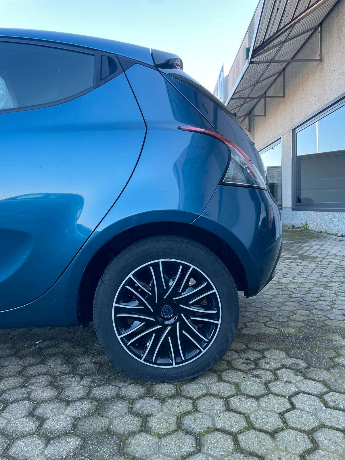 Lancia Ypsilon 1.0 FireFly 5 porte S&S Hybrid Silver Plus