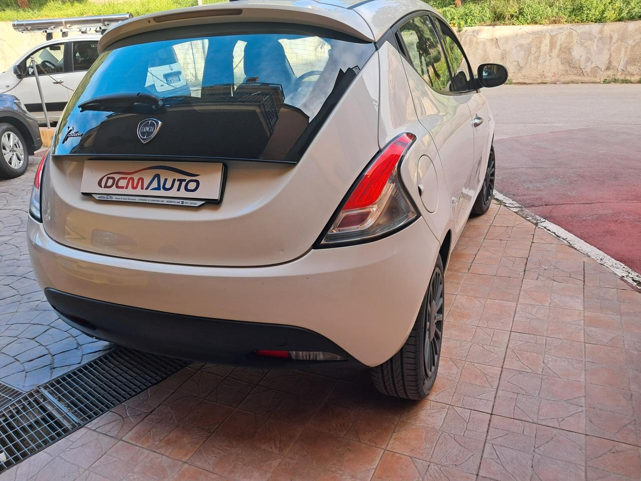 Lancia Ypsilon 1.0 FireFly 5 porte S&S Hybrid Ecochic Silver